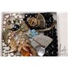 Image 3 : Selection of vintage and collectible jewellery including beaded necklaces, brooches, earrings, antiq