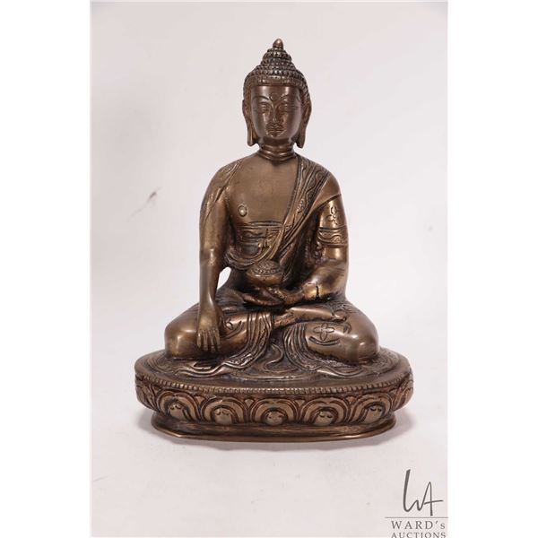 Antique Chinese heavy cast bronze seated buddha figure, 7" in height