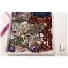 Image 3 : Strand of vintage imitations pearls in velvet clam shell and a selection of vintage and antique jewe
