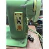 Image 6 : Singer 185J Sewing Machine in Carry Case