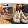 Image 2 : Lot: Cassette Player, Tapes, Ceramics, Baby Shoes