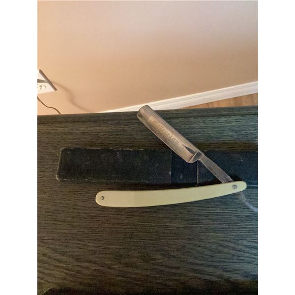 Wm. Elliot & Co. Straight Razor With 'Sovereign' Etching And Strop