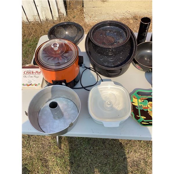 Lot: Crock-Pot, Roasting Pans, Vintage Tins, and Housewares