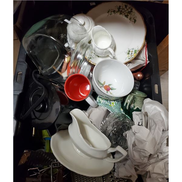 Box Lot of Assorted Kitchen Goods and Décor