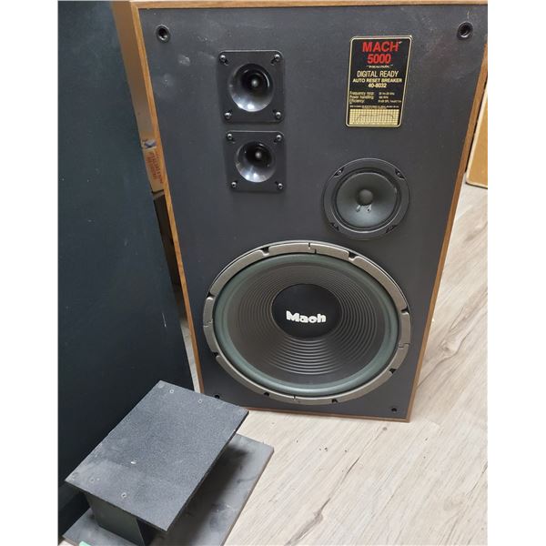 Pair of Vintage Realistic Mach 5000 PA Speakers with Stands - 12" x 17" x 30" tall
