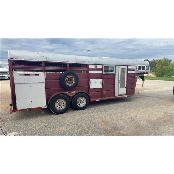2000 Ponderosa Gooseneck Horse Trailer w/ Living Quarters – Has TOD