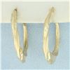 Image 2 : Diamond Cut Twisting Hoop Earrings in 14k Yellow Gold