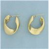 Image 1 : Twisting Hoop Earrings in 14k Yellow Gold