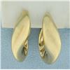 Image 2 : Twisting Hoop Earrings in 14k Yellow Gold