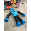 Image 2 : 8 PCS - Suction Cup Robot Toys