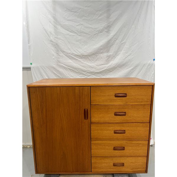 MCM tea gentleman's dresser