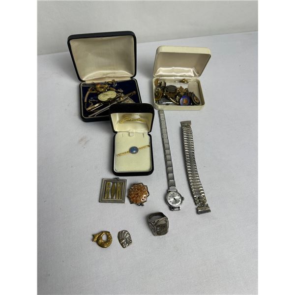 BOX VINTAGE PINS & JEWELRY