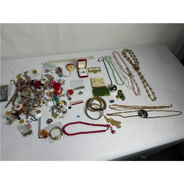 BOX VINTAGE JEWELRY