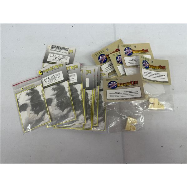 15-Piece Model Parts Lot, 5 Barracuda Cast Wheels & 10 Master Model 1:72 Parts