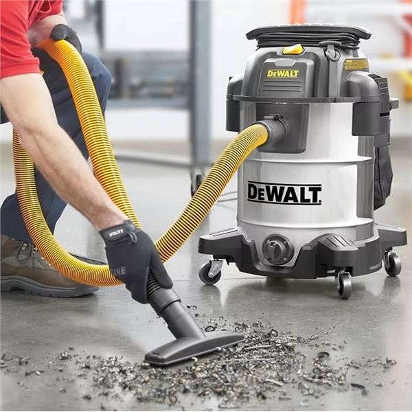 DeWALT Stainless Steel Wet/Dry Vacuum 8 Gallon