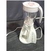 Image 6 : Hamilton Beach 10-Speed Blender with Assorted Plates and Kitchen Accessories