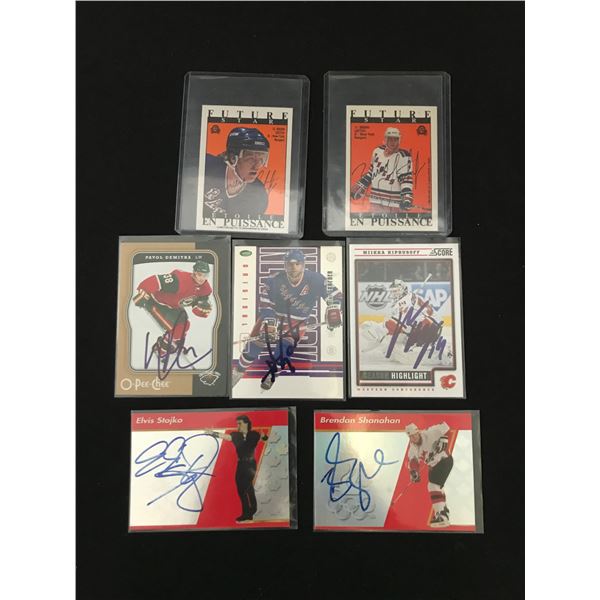 LOT OF 7 SIGNED HOCKEY TRADING CARDS IN INDIVIDUAL SLEEVES