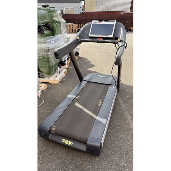 TECHNOGYM HEAVY-DUTY TRAINING TREADMILL SYSTEM WITH ADAPTIVE DECK AND PREMIUM CONSOLE
