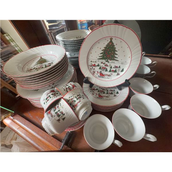 ARPO Romania Porcelain Christmas Dinnerware Set