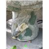 Image 4 : Concrete Bird Bath Fountain with Sculpted Birds and Leaf Accent