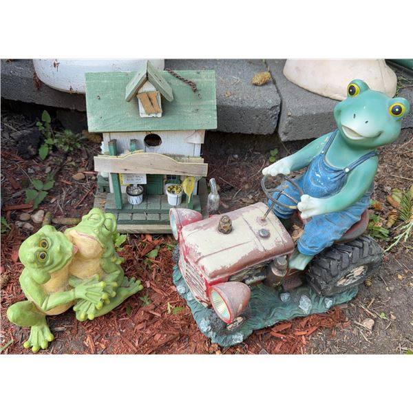 Garden Decor Ornaments with Frog Figures and Birdhouse