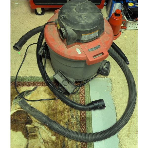 Husky 34-Litre Wet/Dry Vacuum Cleaner With Hose