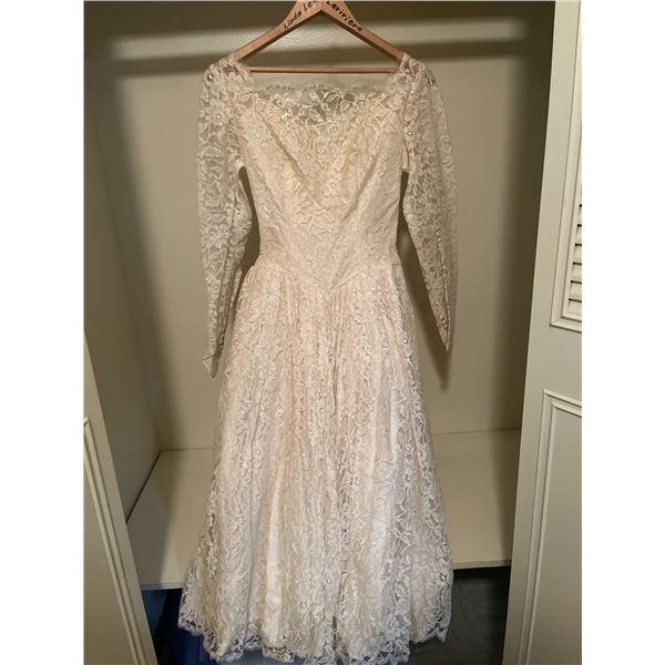 Vintage Women's Dresses in Various Sizes, Mixed Materials and Styles