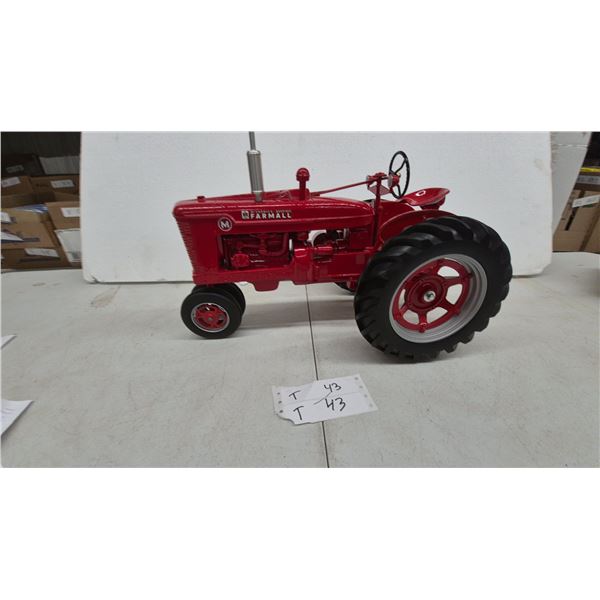 McCormick-Deering Farmall Model M Narrow-Front Die-Cast Scale Model Tractor 1/8 Scale