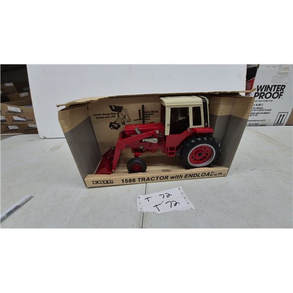 Ertl International Harvester 1586 Tractor with front Endloader