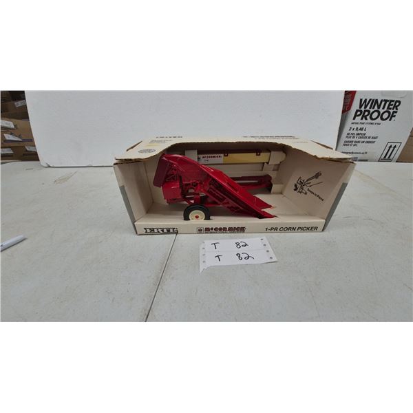ERTL McCormick International Harvester 1-PR Corn Picker 1/16 Scale Die-Cast Model