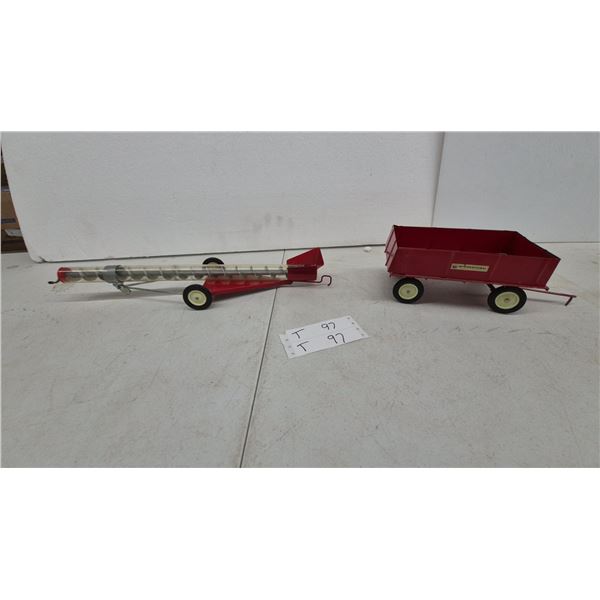 Vintage Ertl International Harvester Grain Auger and Flare Box Wagon Toy Set 1/16. scale