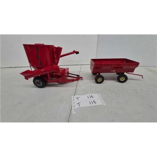 Ertl 1/16 Scale Case IH Red Gravity Wagon and Vertical Feed Mixer Wagon Farm Toy. Metal and plastic