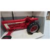 Image 4 : Ertl Farmall 806 Die-Cast Toy Tractor