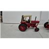 Image 7 : Ertl International Harvester 966 Hydro and 1586 Die-Cast Toy Tractors with Cabs