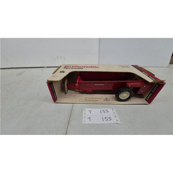 Ertl Toys International Spreader 1/16 Scale Blueprint Replica Belt Drive Turns Beater