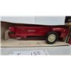 Image 2 : Ertl Toys International Spreader 1/16 Scale Blueprint Replica Belt Drive Turns Beater