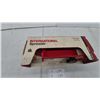 Image 4 : Ertl Toys International Spreader 1/16 Scale Blueprint Replica Belt Drive Turns Beater
