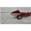 Image 2 : Vintage Tru-Scale Pressed Steel manure spreader Toy Model #557-0, 1950s-1960s, Red and Cream