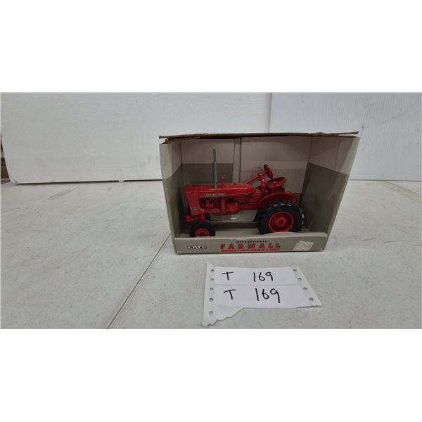 Ertl International Farmall 140 Tractor Die-Cast 1/16 Scale Model, No. 4754