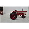 Image 3 : Farmall 806 and International 856 Narrow Front Die-Cast Toy Tractors