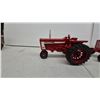 Image 6 : Farmall 806 and International 856 Narrow Front Die-Cast Toy Tractors