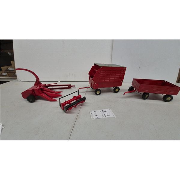 Case International Corn Head, harvester Hay Pickup Head, Forage Wagon and Gravity Wagon Toy Set