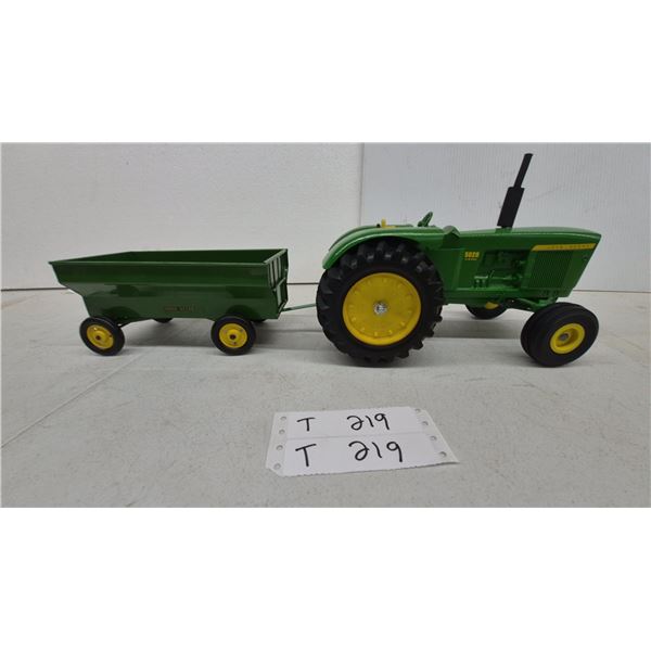 John Deere 5020 Diesel Die-Cast Toy Tractor with Matching metal JD Gravity Wagon. 1/16 Scale.