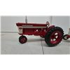 Image 2 : Farmall 560 and International 340 Utility Die-Cast Model Tractors
