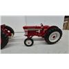 Image 3 : Farmall 560 and International 340 Utility Die-Cast Model Tractors