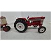 Image 5 : Farmall 560 and International 340 Utility Die-Cast Model Tractors