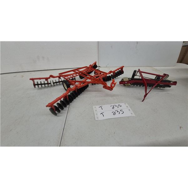 Ertl 1/16 Scale Allis-Chalmers 2600 Series Folding Disc Harrow and side delivery rake implement