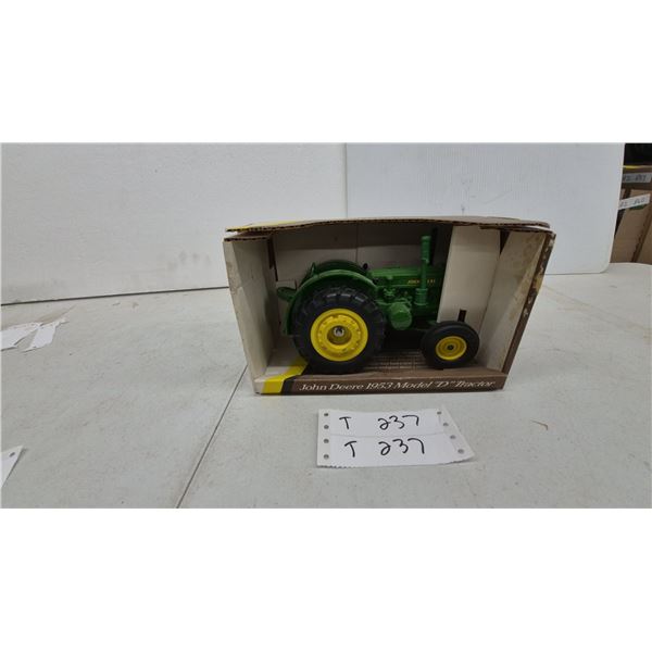 John Deere 1953 Model "D" Tractor 1/16 Scale Die-Cast Replica, No. 3590