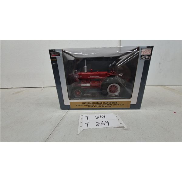 SpecCast Classic Series International Harvester W400 Gas Wide Front Tractor, 1/16 Scale Die-Cast