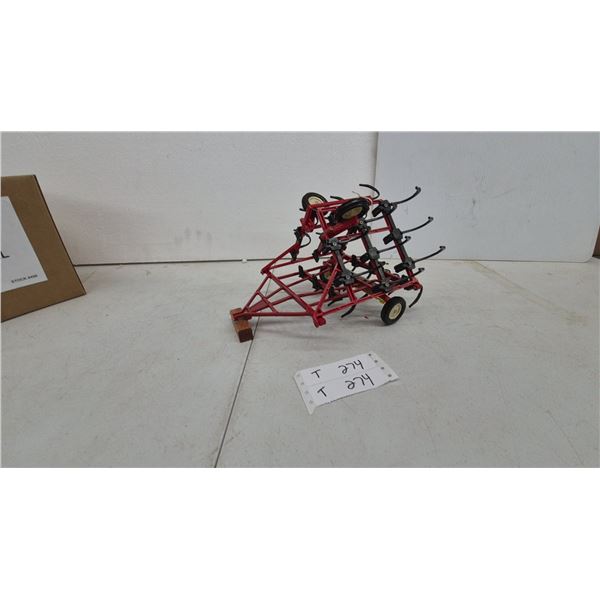 Ertl 1/16 Scale int. Field Cultivator minimum till with Foldable Frame and Spring-Loaded Tines.